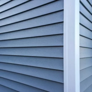vinyl-siding-corner-detail-installation Alt text: Professional vinyl siding corner installation showing clean lines and precise trim work on residential exterior
